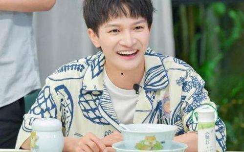 明星吃瓜周深,明星背后的趣味生活