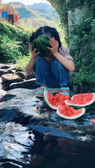 桥底吃瓜,探寻夏日里的悠闲时光