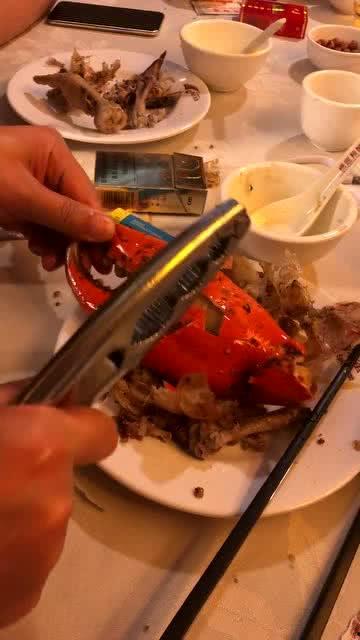 桥底吃瓜,探寻夏日里的悠闲时光