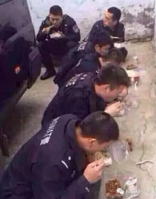 警察在农家吃瓜