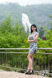 美女吃瓜逛景点,尽享休闲时光