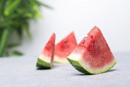 梦到西瓜切片吃瓜