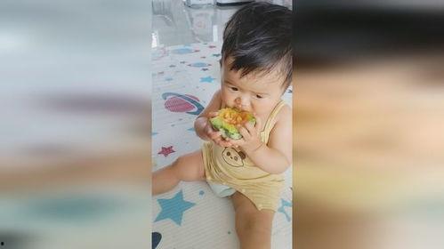 6岁孩子吃瓜,六岁萌娃欢乐吃瓜记