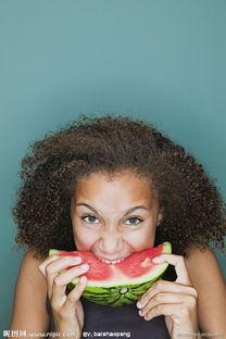 国外美女吃瓜图片高清,国外美女品尝瓜果的迷人瞬间