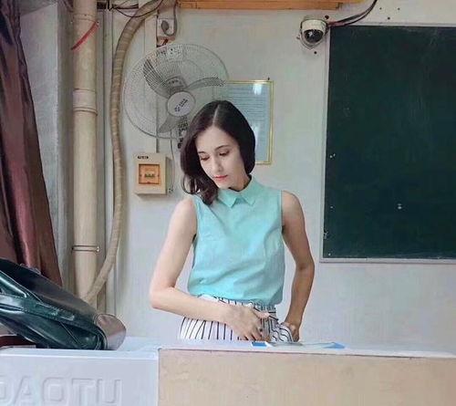 美女吃瓜吃到学校,一场别开生面的“吃瓜”盛宴