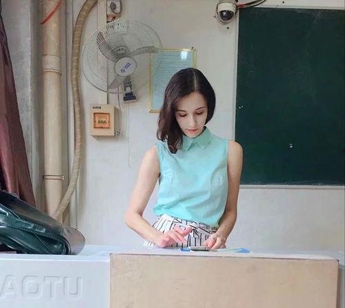 美女吃瓜吃到学校,一场别开生面的“吃瓜”盛宴