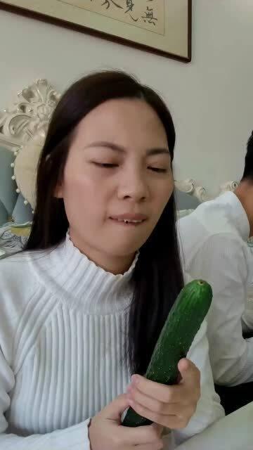 吃瓜媳妇被老公整脸,脸部变样引网友热议