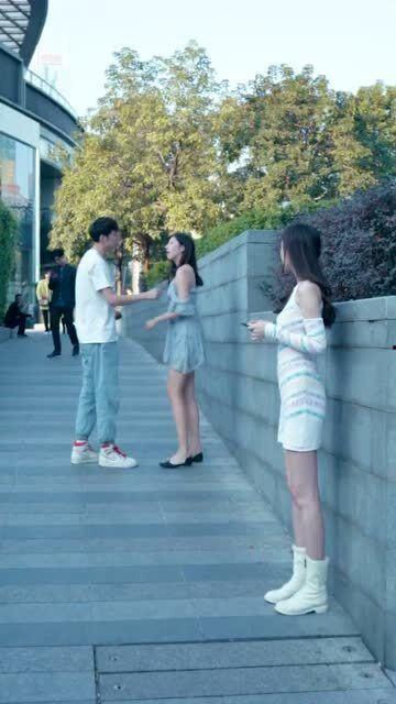 吃瓜艺校情侣,揭秘吃瓜艺校情侣的甜蜜日常